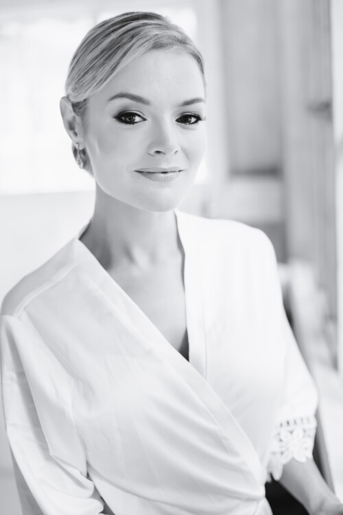 Matias Ezcurra Photography, Bride Alexandra Henkel in white robe, preparing for Haiku Mill wedding.