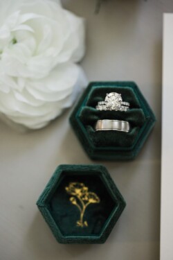 Matias Ezcurra Photography, Close-up of wedding rings in a green velvet ring box.