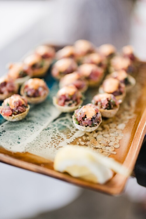 Matias Ezcurra Photography, Appetizer tray with tuna tartare in crispy wonton cups, garnished with aioli.