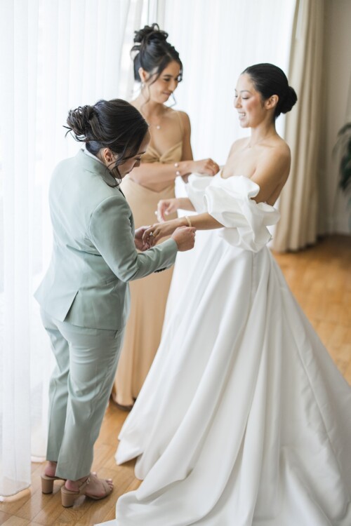 Matias Ezcurra Photography, Bride getting ready for her Kualoa Ranch wedding, assisted by bridesmaids.