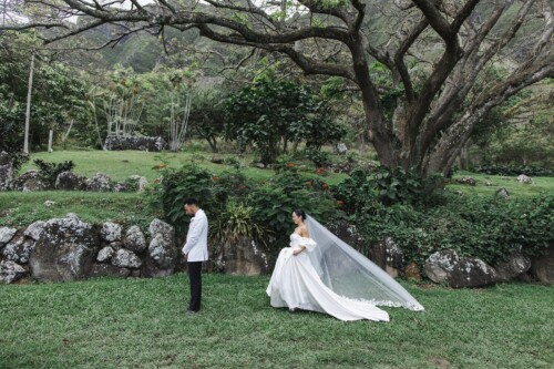 Matias Ezcurra Photography, Bride and groom at a Kualoa Ranch wedding, first look
