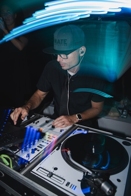 Matias Ezcurra Photography, DJ at a Kualoa Ranch wedding, mixing music on turntables.