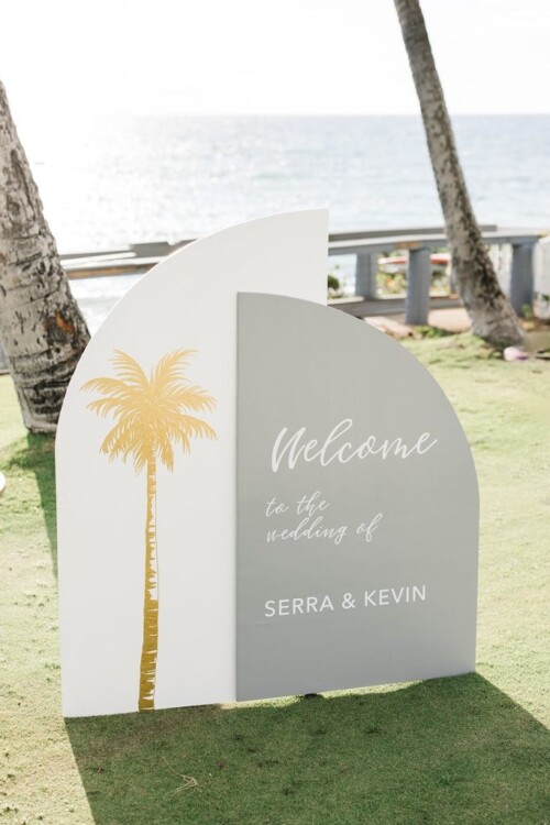 Matias Ezcurra Photography, Welcome sign for Serra & Kevin's Andaz Maui wedding, featuring a palm tree graphic.